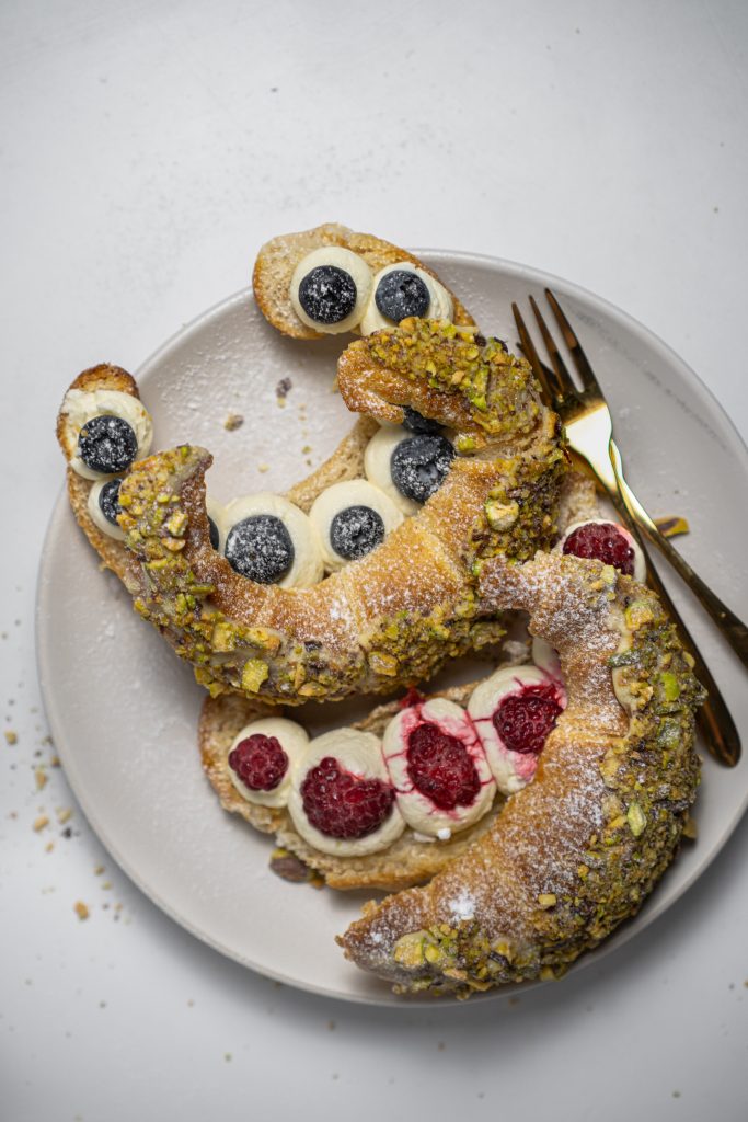 Croissanty plnené mascarpone krémom, Croissanty plnené mascarpone krémom poliate bielou čokoládou a posypané pistáciami