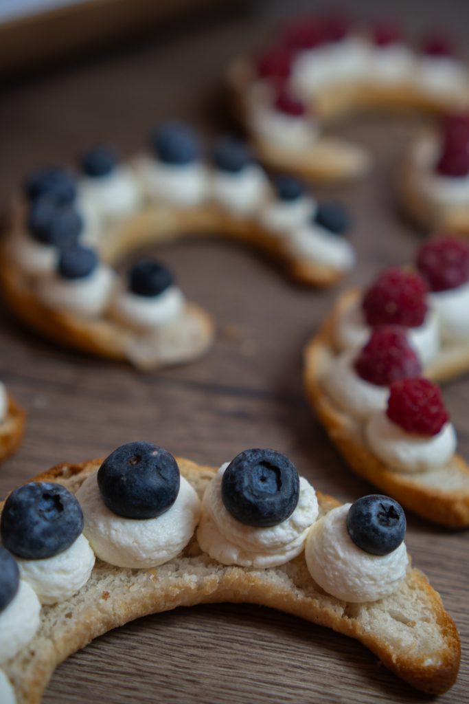 Croissanty plnené mascarpone krémom, Croissanty plnené mascarpone krémom poliate bielou čokoládou a posypané pistáciami