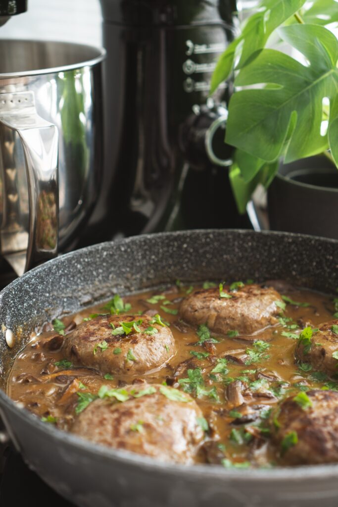 Steak z mletého mäsa so zemiakovou kašou (Salisbury steak), Steak z mletého mäsa so zemiakovou kašou (Salisbury steak)