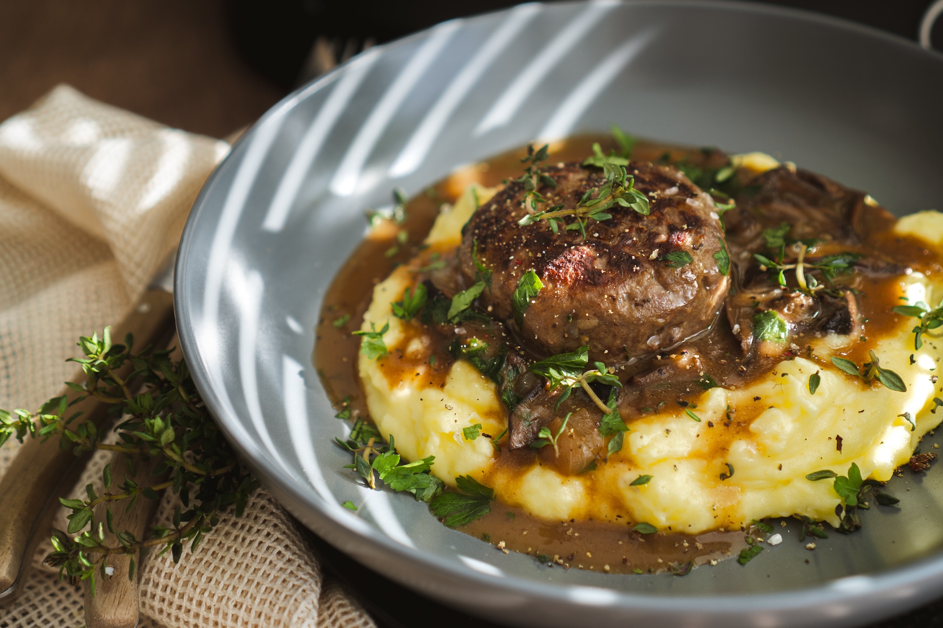 Steak z mletého mäsa so zemiakovou kašou (Salisbury steak), Steak z mletého mäsa so zemiakovou kašou (Salisbury steak)